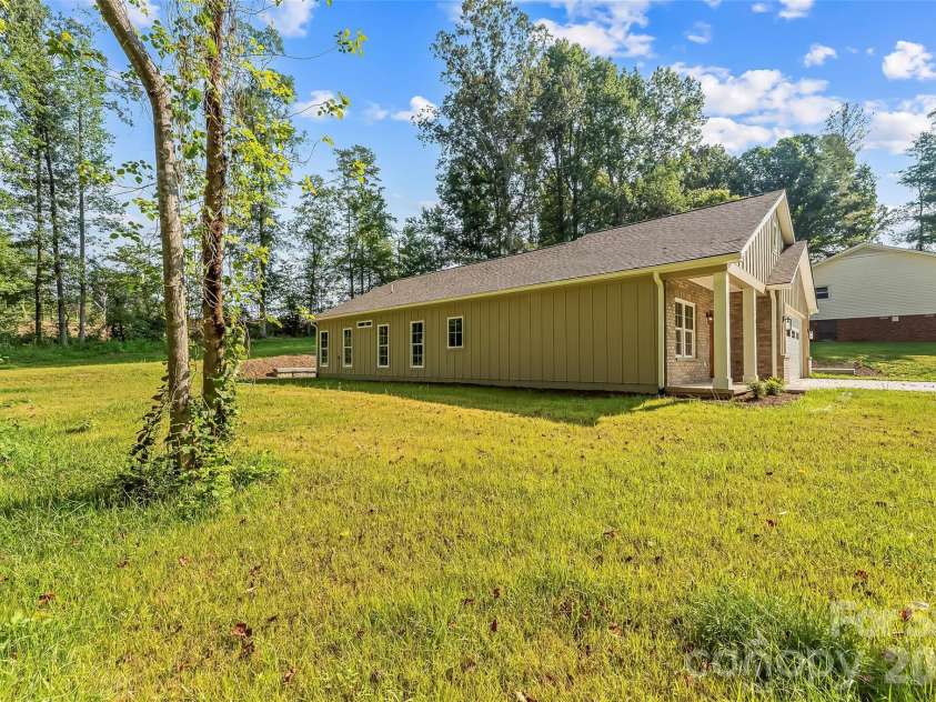 156 Oakdale Drive, Morganton, NC 28655.  MLS# CAR4404974, YatesRealty ID 10960. 