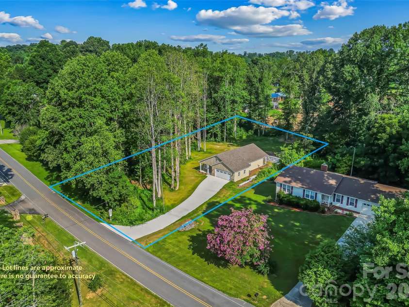 156 Oakdale Drive, Morganton, NC 28655.  MLS# CAR4404974, YatesRealty ID 10960. 