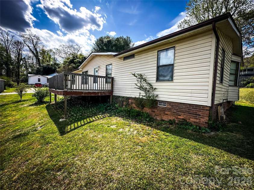 6 Lake Eden Circle, Black Mountain, NC 28711.  MLS# CAR4369263, YatesRealty ID 10962. 