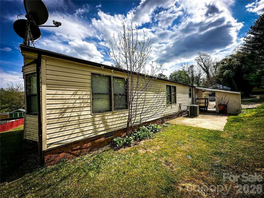 6 Lake Eden Circle, Black Mountain, NC 28711.  MLS# CAR4369263, YatesRealty ID 10962. 