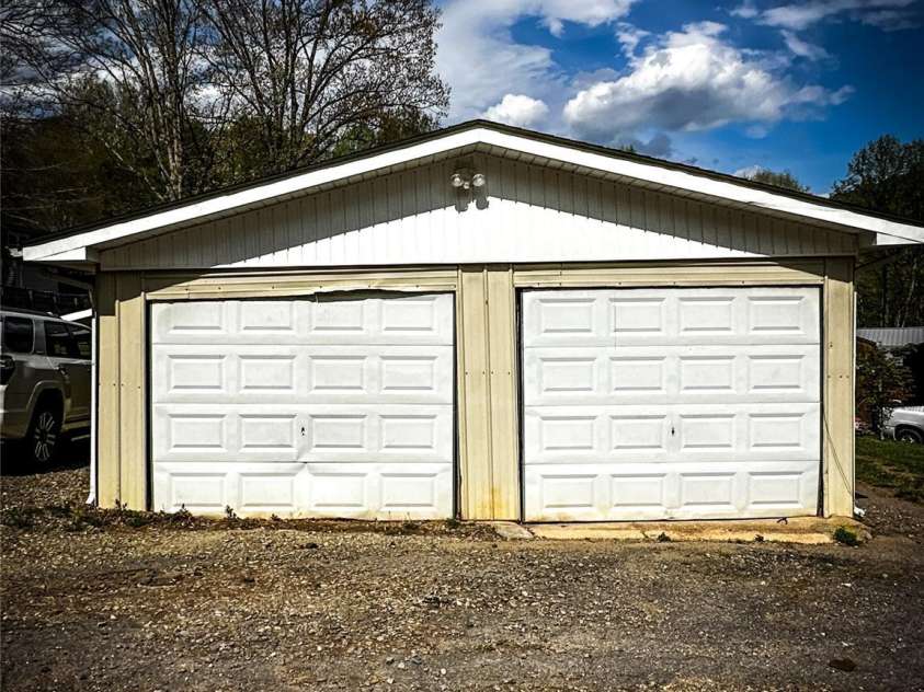 6 Lake Eden Circle, Black Mountain, NC 28711.  MLS# CAR4369263, YatesRealty ID 10962. 