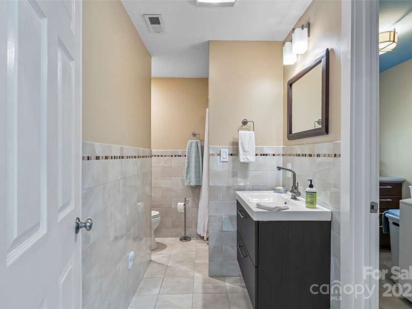 11 Hunting Lodge Drive, Black Mountain, NC 28711.  MLS# CAR4244815, YatesRealty ID 10963. 2nd full bath