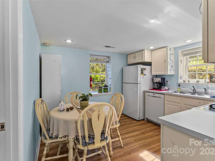11 Hunting Lodge Drive, Black Mountain, NC 28711.  MLS# CAR4244815, YatesRealty ID 10963. Full kitchen in the guest house