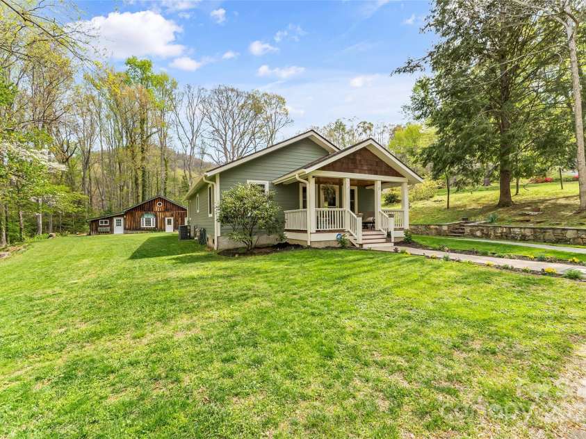 11 Hunting Lodge Drive, Black Mountain, NC 28711.  MLS# CAR4244815, YatesRealty ID 10963. Welcome home to 11 Hunting Lodge Drive!