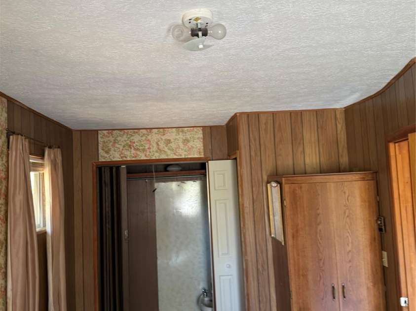 202 Lyndhurst Drive, Hendersonville, NC 28791.  MLS# CAR4315810, YatesRealty ID 10968. Sleeping room half bath closet?