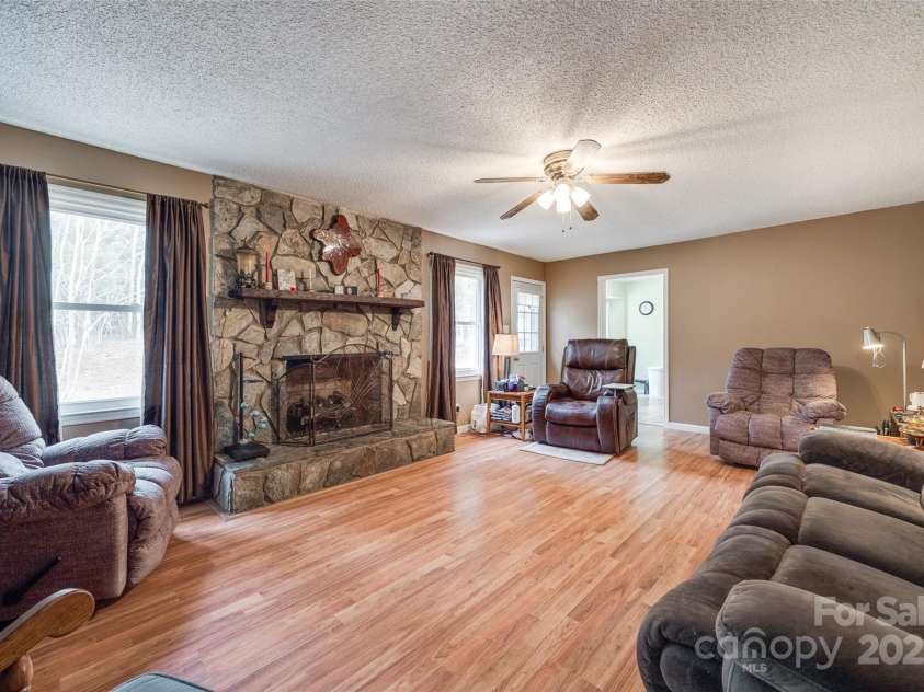 127 Nob Hill Road, Gaffney, SC 29340.  MLS# CAR4220313, YatesRealty ID 1097. 