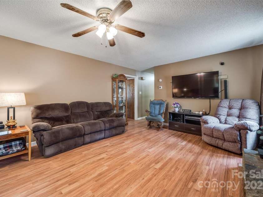 127 Nob Hill Road, Gaffney, SC 29340.  MLS# CAR4220313, YatesRealty ID 1097. 