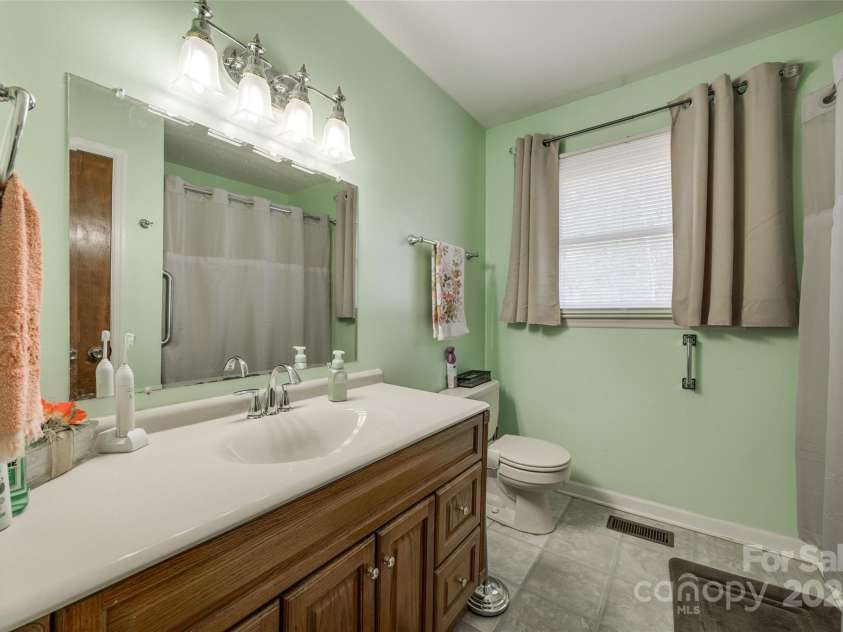 127 Nob Hill Road, Gaffney, SC 29340.  MLS# CAR4220313, YatesRealty ID 1097. 