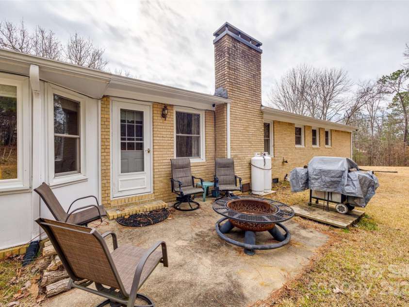 127 Nob Hill Road, Gaffney, SC 29340.  MLS# CAR4220313, YatesRealty ID 1097. 