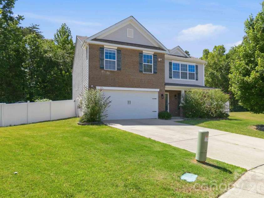 5904 Ellimar Field Lane, Charlotte, NC 28215.  MLS# CAR4391881, YatesRealty ID 10970. 