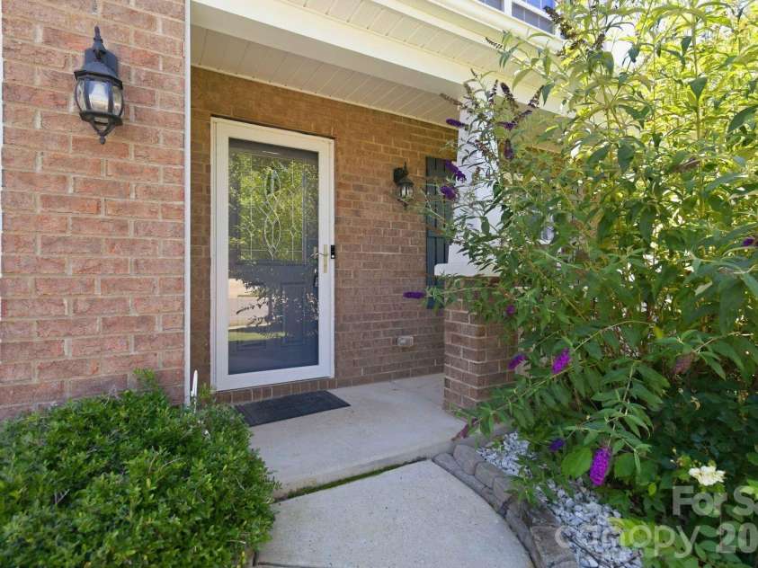 5904 Ellimar Field Lane, Charlotte, NC 28215.  MLS# CAR4391881, YatesRealty ID 10970. 