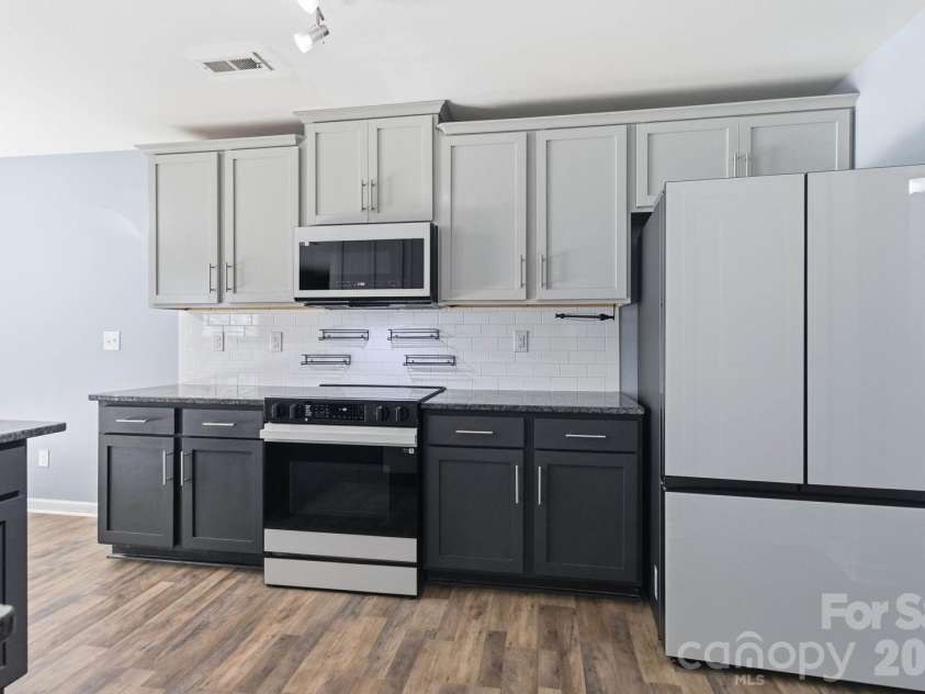 5904 Ellimar Field Lane, Charlotte, NC 28215.  MLS# CAR4391881, YatesRealty ID 10970. 