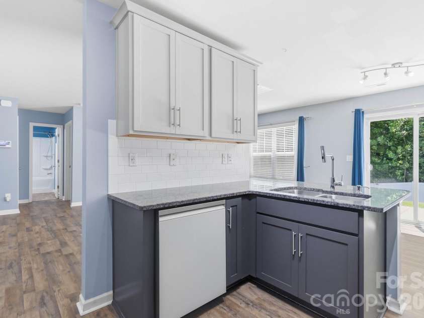 5904 Ellimar Field Lane, Charlotte, NC 28215.  MLS# CAR4391881, YatesRealty ID 10970. 