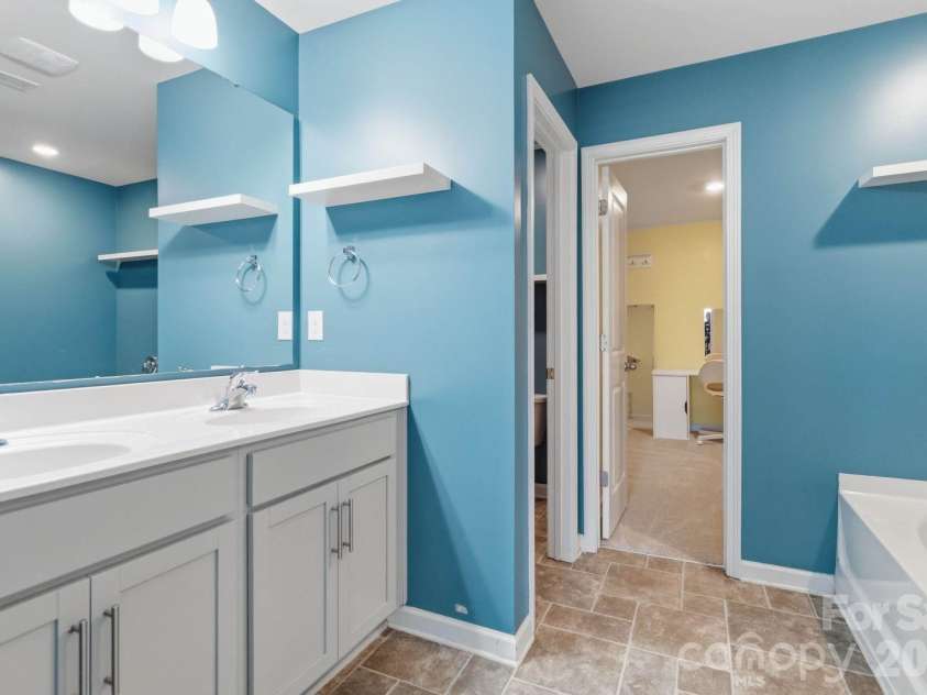5904 Ellimar Field Lane, Charlotte, NC 28215.  MLS# CAR4391881, YatesRealty ID 10970. 