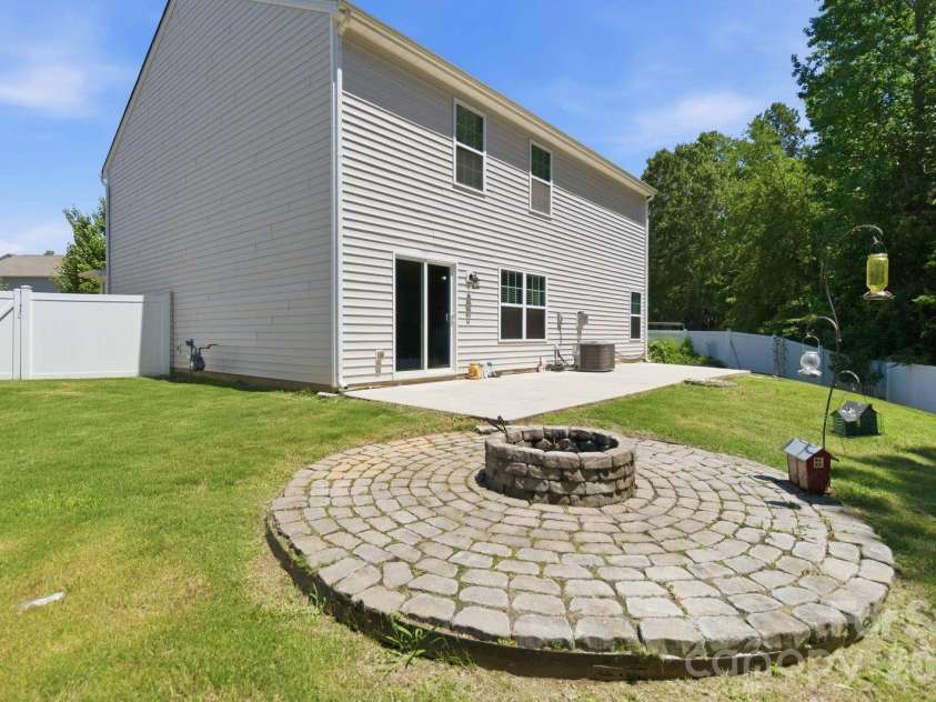 5904 Ellimar Field Lane, Charlotte, NC 28215.  MLS# CAR4391881, YatesRealty ID 10970. 