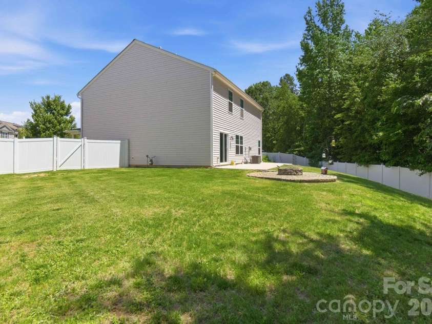 5904 Ellimar Field Lane, Charlotte, NC 28215.  MLS# CAR4391881, YatesRealty ID 10970. 