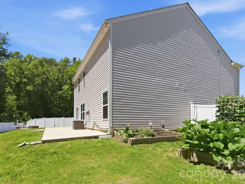 5904 Ellimar Field Lane, Charlotte, NC 28215.  MLS# CAR4391881, YatesRealty ID 10970. 