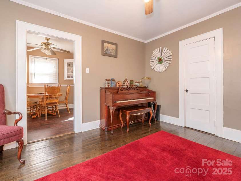707 Oakshade Avenue, Kannapolis, NC 28083.  MLS# CAR4233464, YatesRealty ID 10971. Dining room
