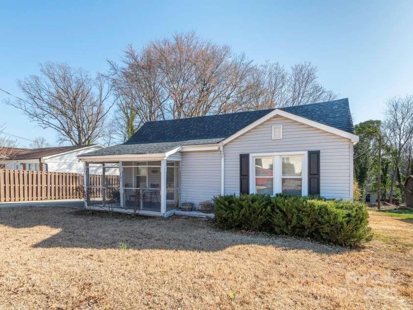 707 Oakshade Avenue, Kannapolis, NC 28083.  MLS# CAR4233464, YatesRealty ID 10971. Exterior Front