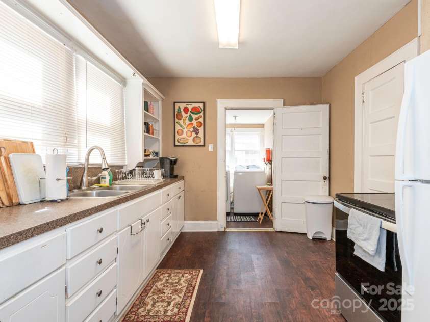 707 Oakshade Avenue, Kannapolis, NC 28083.  MLS# CAR4233464, YatesRealty ID 10971. Kitchen