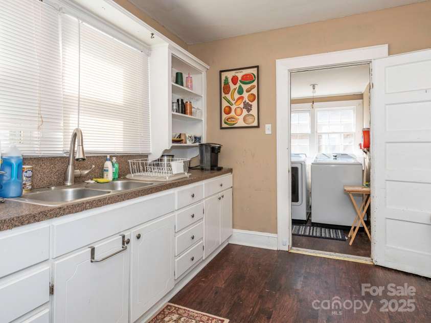 707 Oakshade Avenue, Kannapolis, NC 28083.  MLS# CAR4233464, YatesRealty ID 10971. Kitchen