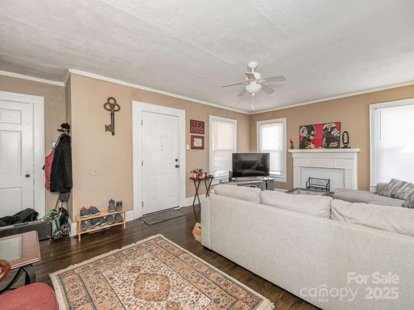 707 Oakshade Avenue, Kannapolis, NC 28083.  MLS# CAR4233464, YatesRealty ID 10971. Living Room