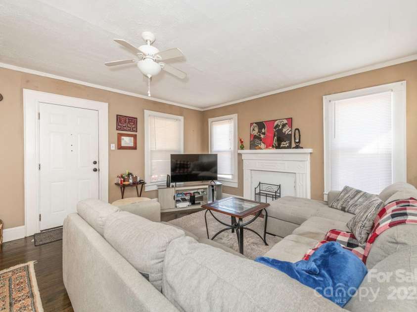 707 Oakshade Avenue, Kannapolis, NC 28083.  MLS# CAR4233464, YatesRealty ID 10971. Living Room