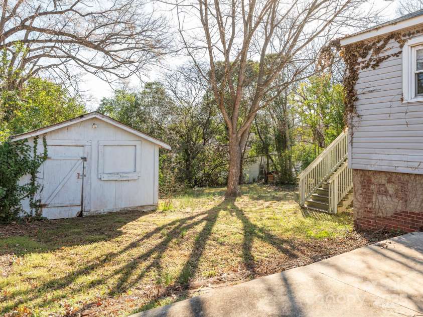 707 Oakshade Avenue, Kannapolis, NC 28083.  MLS# CAR4233464, YatesRealty ID 10971. Side / workshop