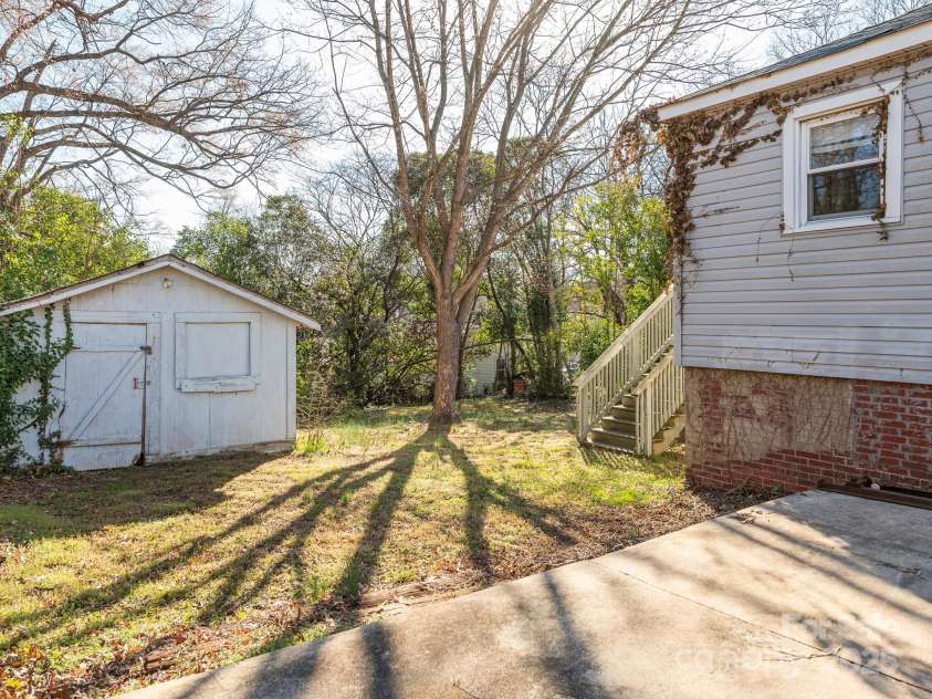 707 Oakshade Avenue, Kannapolis, NC 28083.  MLS# CAR4233464, YatesRealty ID 10971. Side / workshop