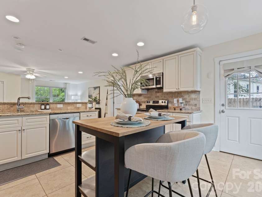 1521 Winston Drive, Charlotte, NC 28205.  MLS# CAR4365969, YatesRealty ID 10972. 