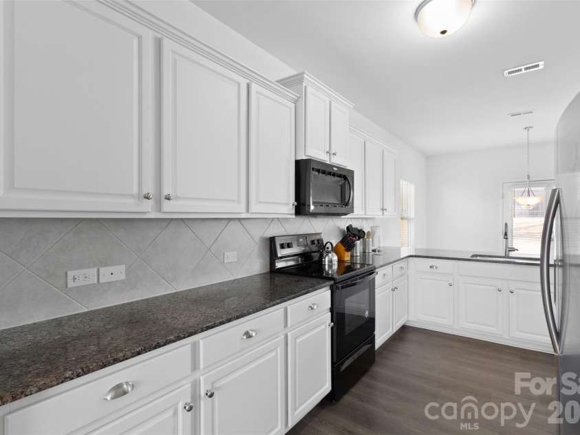 9022 Colwick Hill Lane, Charlotte, NC 28215.  MLS# CAR4221641, YatesRealty ID 10974. 