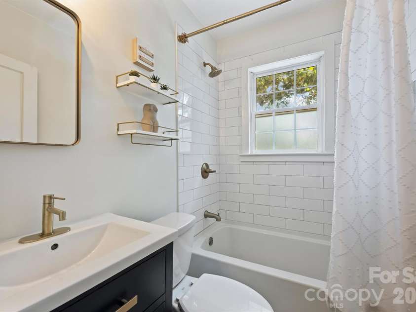 118 Laurel Avenue, Charlotte, NC 28207.  MLS# CAR4393632, YatesRealty ID 10976. Bathroom
