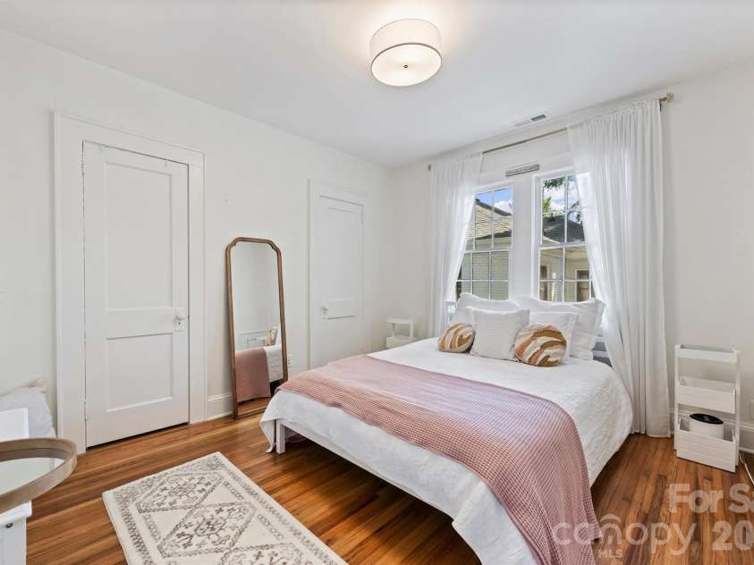 118 Laurel Avenue, Charlotte, NC 28207.  MLS# CAR4393632, YatesRealty ID 10976. Bedroom 1