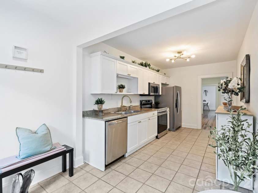 118 Laurel Avenue, Charlotte, NC 28207.  MLS# CAR4393632, YatesRealty ID 10976. Entryway