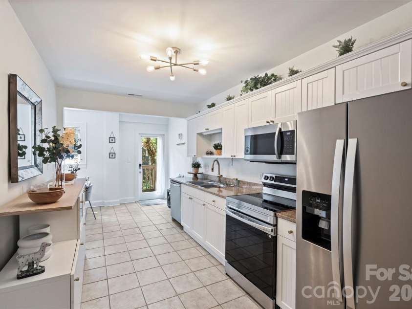 118 Laurel Avenue, Charlotte, NC 28207.  MLS# CAR4393632, YatesRealty ID 10976. Kitchen