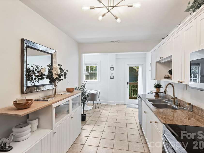 118 Laurel Avenue, Charlotte, NC 28207.  MLS# CAR4393632, YatesRealty ID 10976. Kitchen
