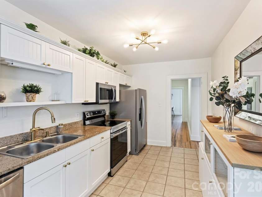 118 Laurel Avenue, Charlotte, NC 28207.  MLS# CAR4393632, YatesRealty ID 10976. Kitchen