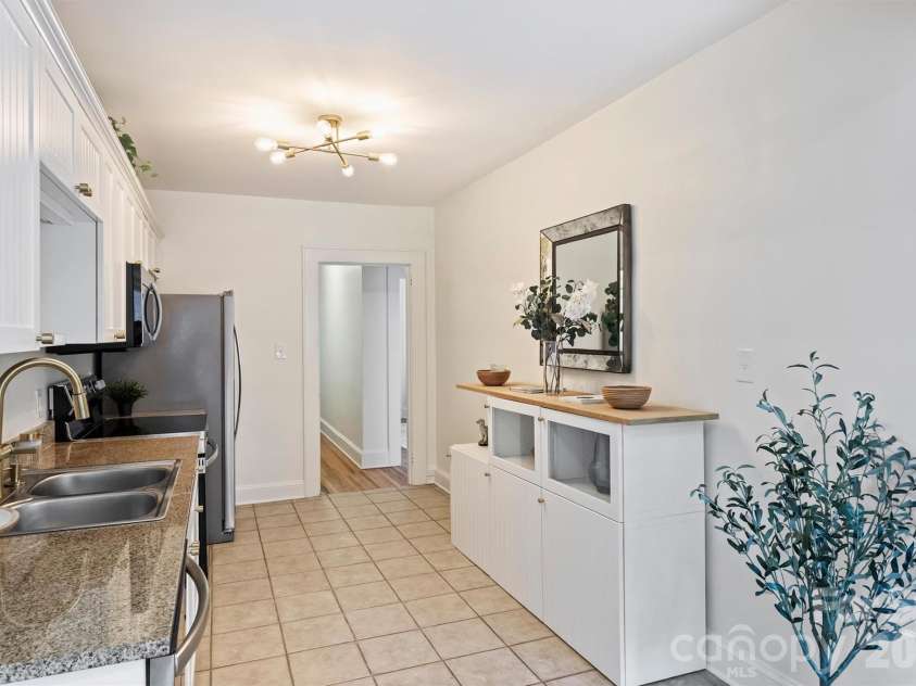 118 Laurel Avenue, Charlotte, NC 28207.  MLS# CAR4393632, YatesRealty ID 10976. Kitchen