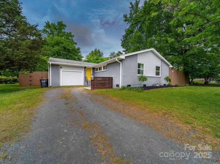 4024 Seaforth Drive, Charlotte, NC 28205.  MLS# CAR4244586, YatesRealty ID 10978. 