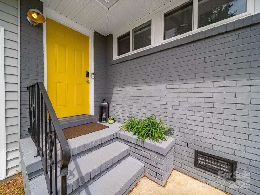 4024 Seaforth Drive, Charlotte, NC 28205.  MLS# CAR4244586, YatesRealty ID 10978. 