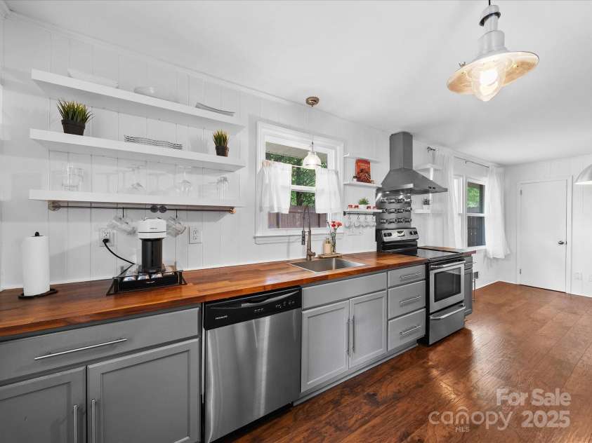 4024 Seaforth Drive, Charlotte, NC 28205.  MLS# CAR4244586, YatesRealty ID 10978. 