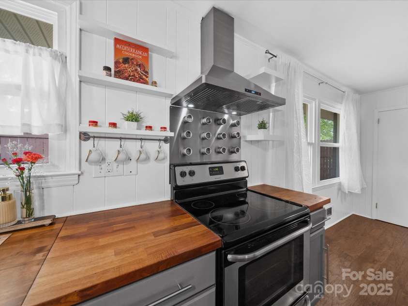 4024 Seaforth Drive, Charlotte, NC 28205.  MLS# CAR4244586, YatesRealty ID 10978. 