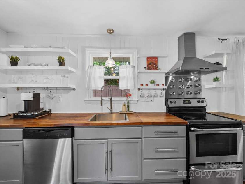 4024 Seaforth Drive, Charlotte, NC 28205.  MLS# CAR4244586, YatesRealty ID 10978. 