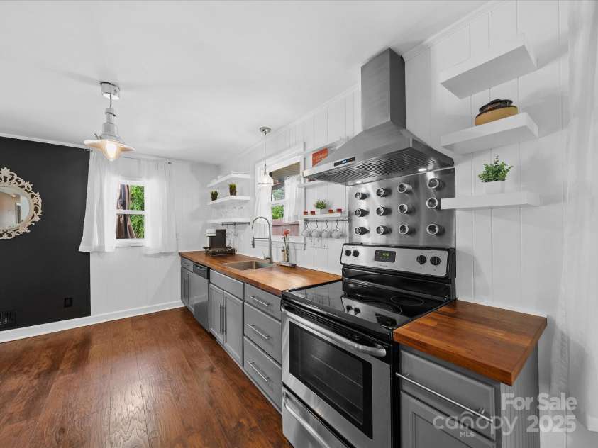 4024 Seaforth Drive, Charlotte, NC 28205.  MLS# CAR4244586, YatesRealty ID 10978. 