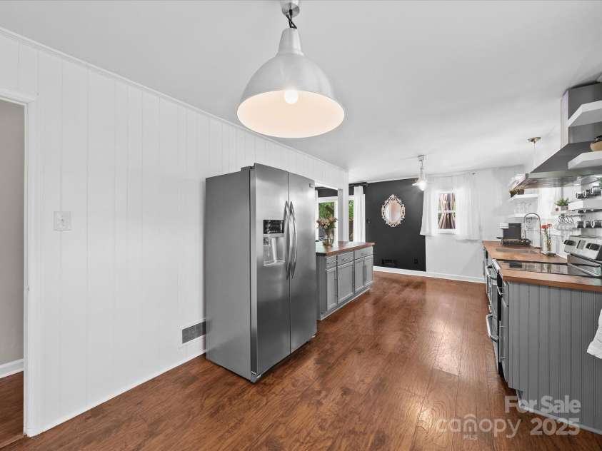 4024 Seaforth Drive, Charlotte, NC 28205.  MLS# CAR4244586, YatesRealty ID 10978. 