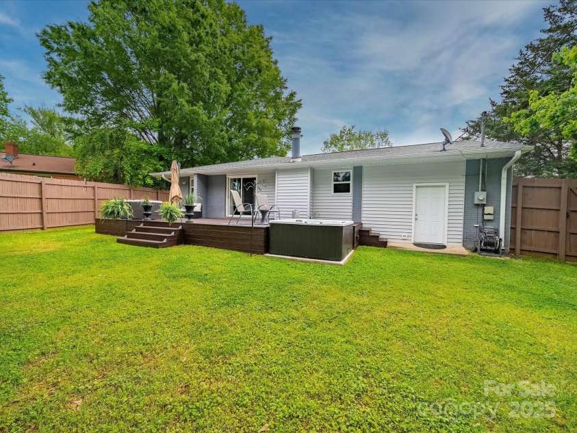 4024 Seaforth Drive, Charlotte, NC 28205.  MLS# CAR4244586, YatesRealty ID 10978. 