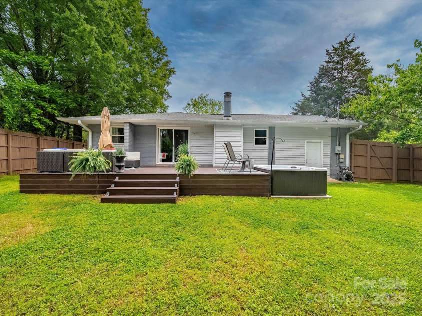 4024 Seaforth Drive, Charlotte, NC 28205.  MLS# CAR4244586, YatesRealty ID 10978. 