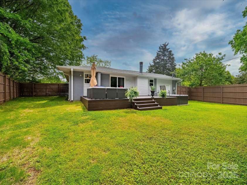 4024 Seaforth Drive, Charlotte, NC 28205.  MLS# CAR4244586, YatesRealty ID 10978. 