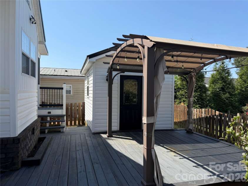 156 Marina Drive, New London, NC 28127.  MLS# CAR4365180, YatesRealty ID 10981. Back yard area