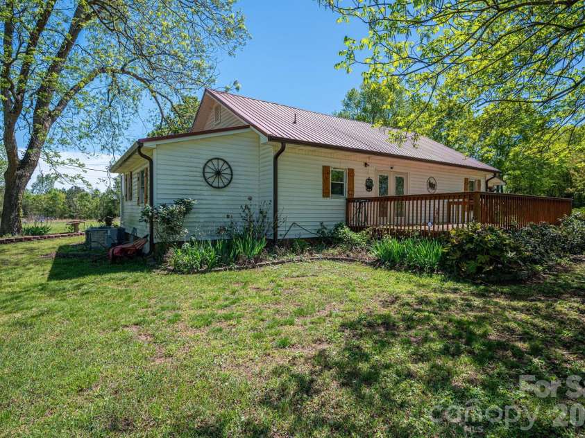 635 Sanders Road, Shelby, NC 28150.  MLS# CAR4360910, YatesRealty ID 10985. 